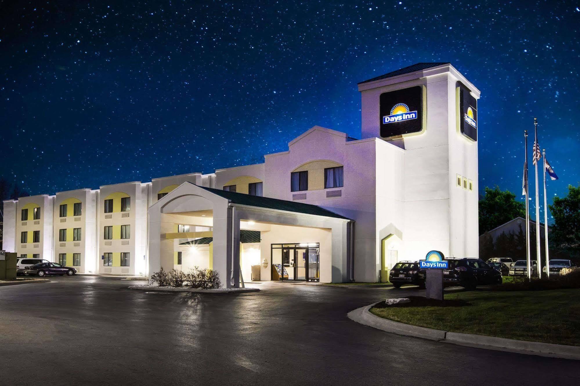 Days Inn By Wyndham Blue Springs Buitenkant foto