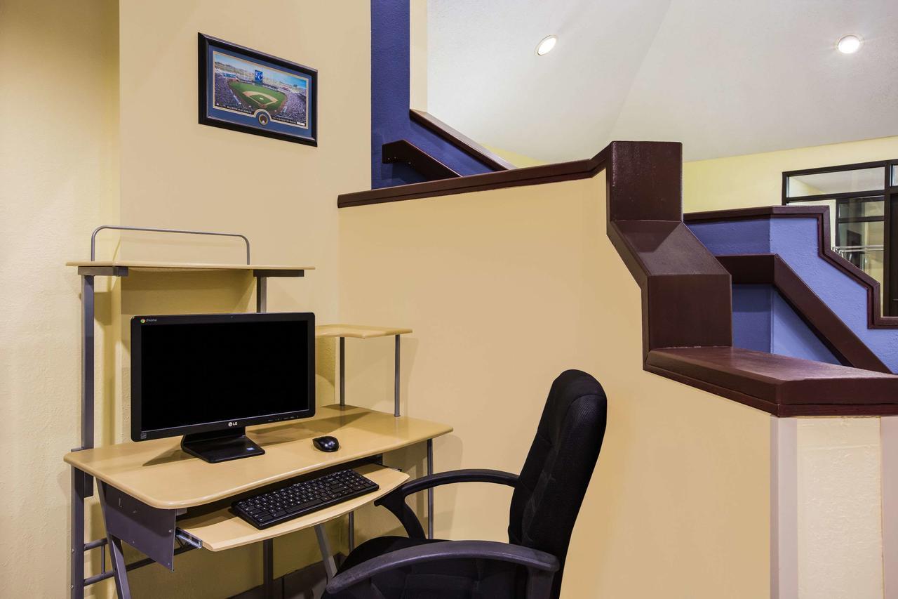 Days Inn By Wyndham Blue Springs Buitenkant foto