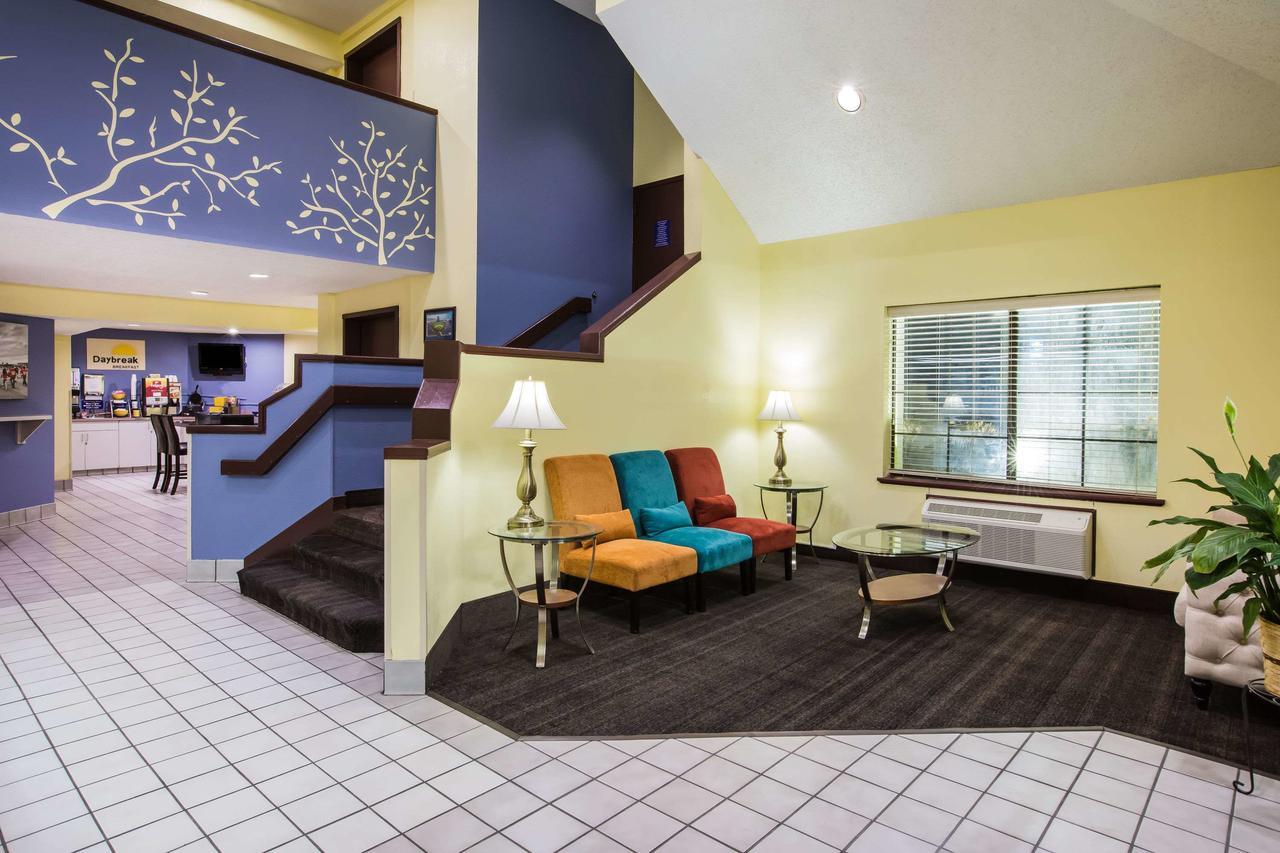 Days Inn By Wyndham Blue Springs Buitenkant foto