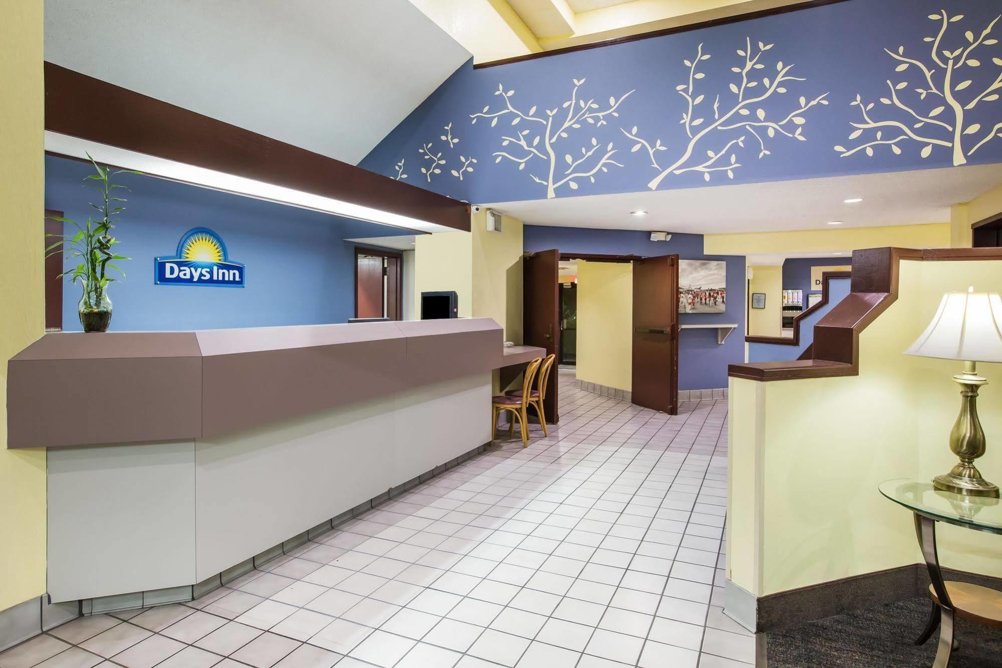 Days Inn By Wyndham Blue Springs Buitenkant foto