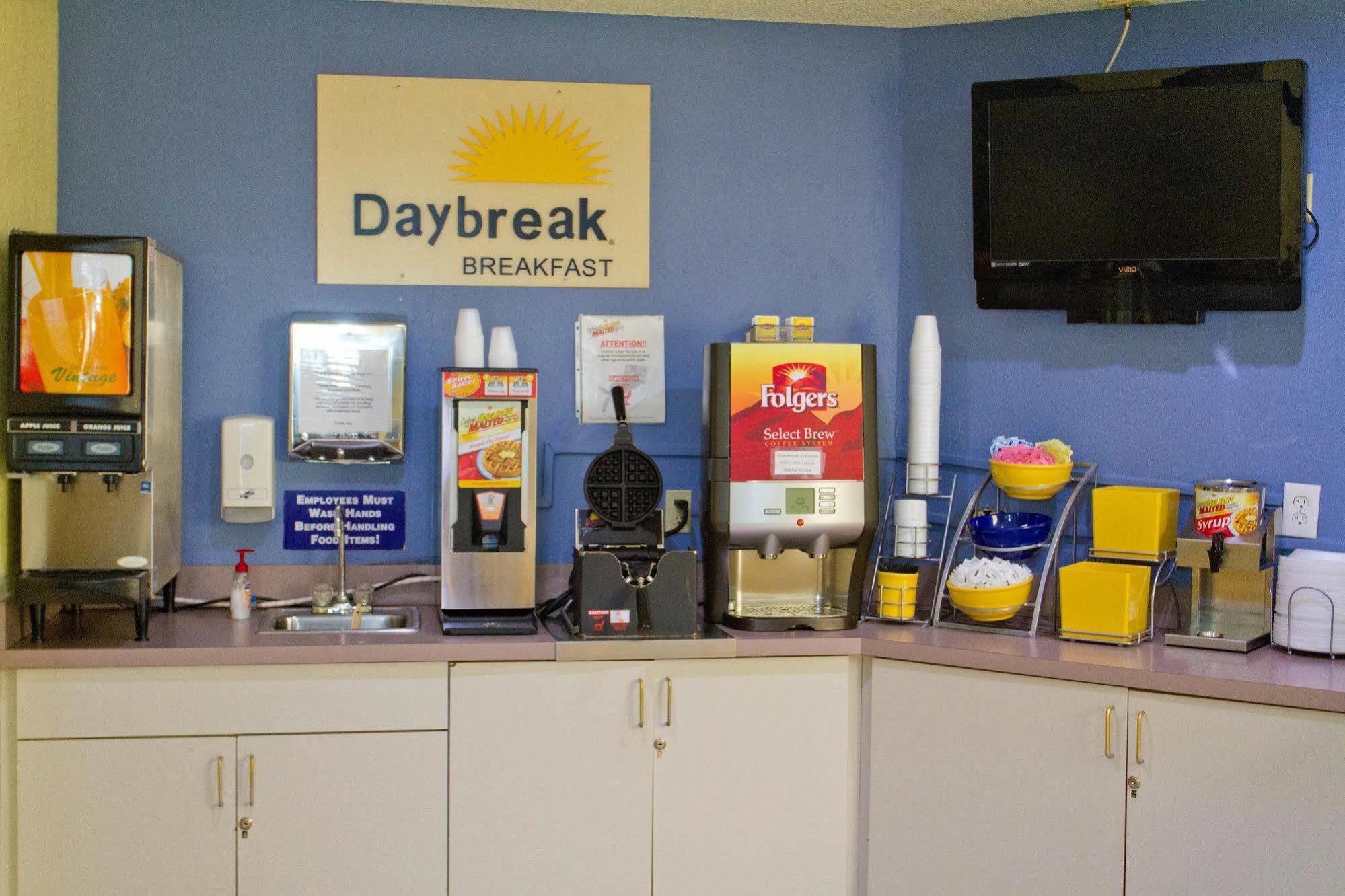Days Inn By Wyndham Blue Springs Buitenkant foto