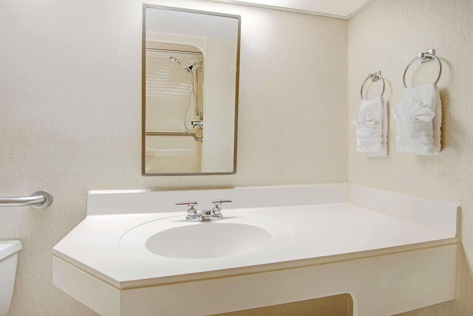 Days Inn By Wyndham Blue Springs Buitenkant foto