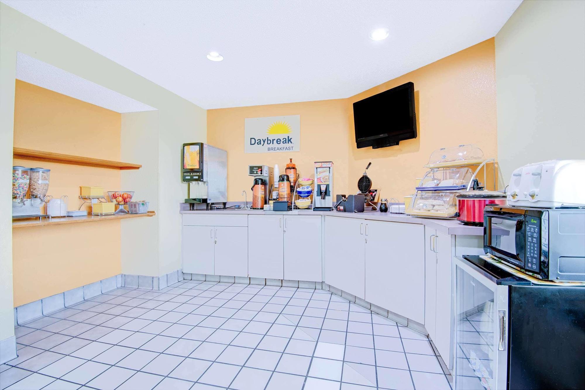 Days Inn By Wyndham Blue Springs Buitenkant foto