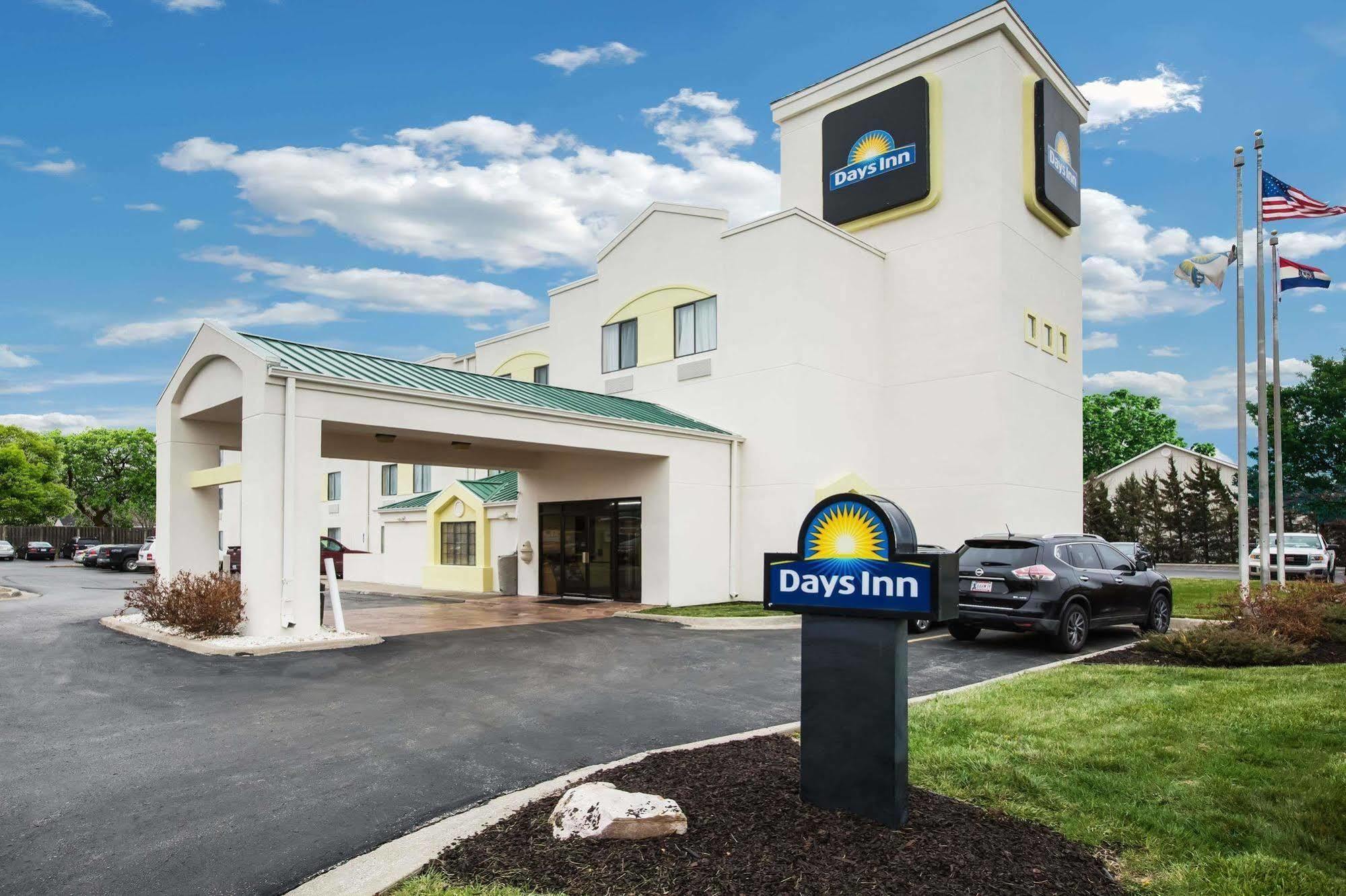 Days Inn By Wyndham Blue Springs Buitenkant foto