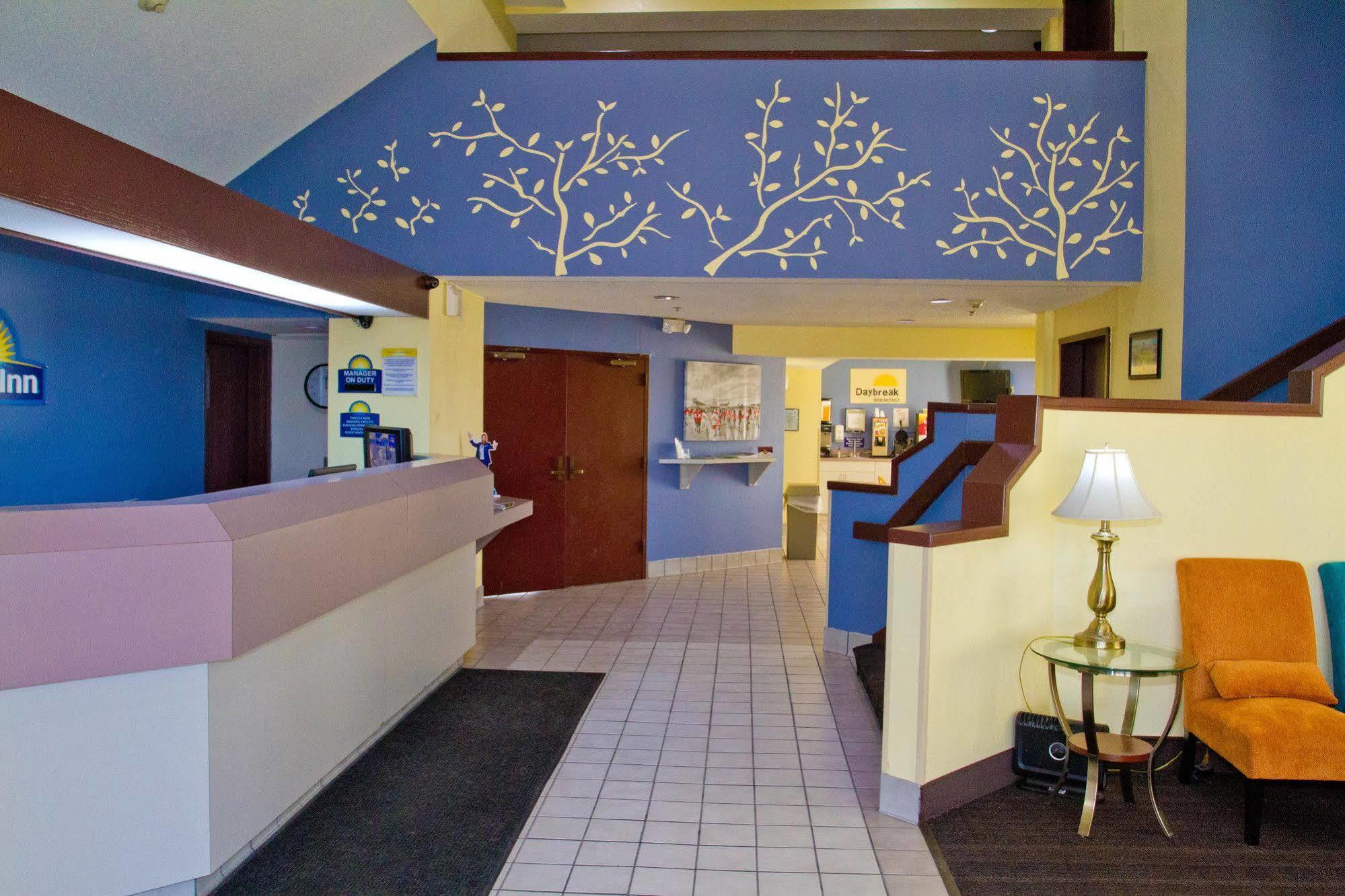 Days Inn By Wyndham Blue Springs Buitenkant foto