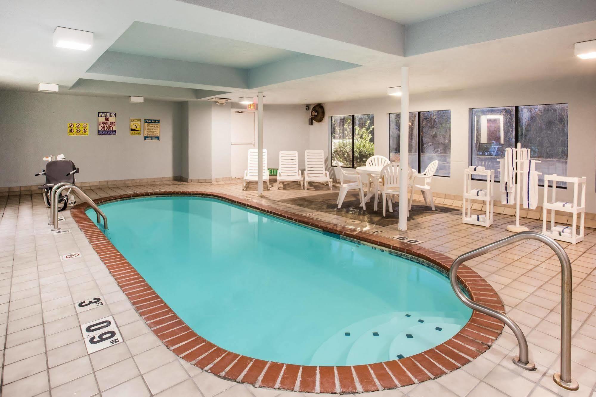 Days Inn By Wyndham Blue Springs Buitenkant foto