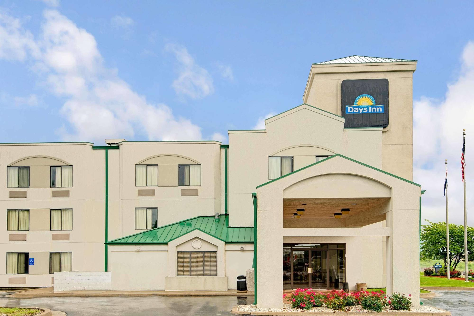 Days Inn By Wyndham Blue Springs Buitenkant foto