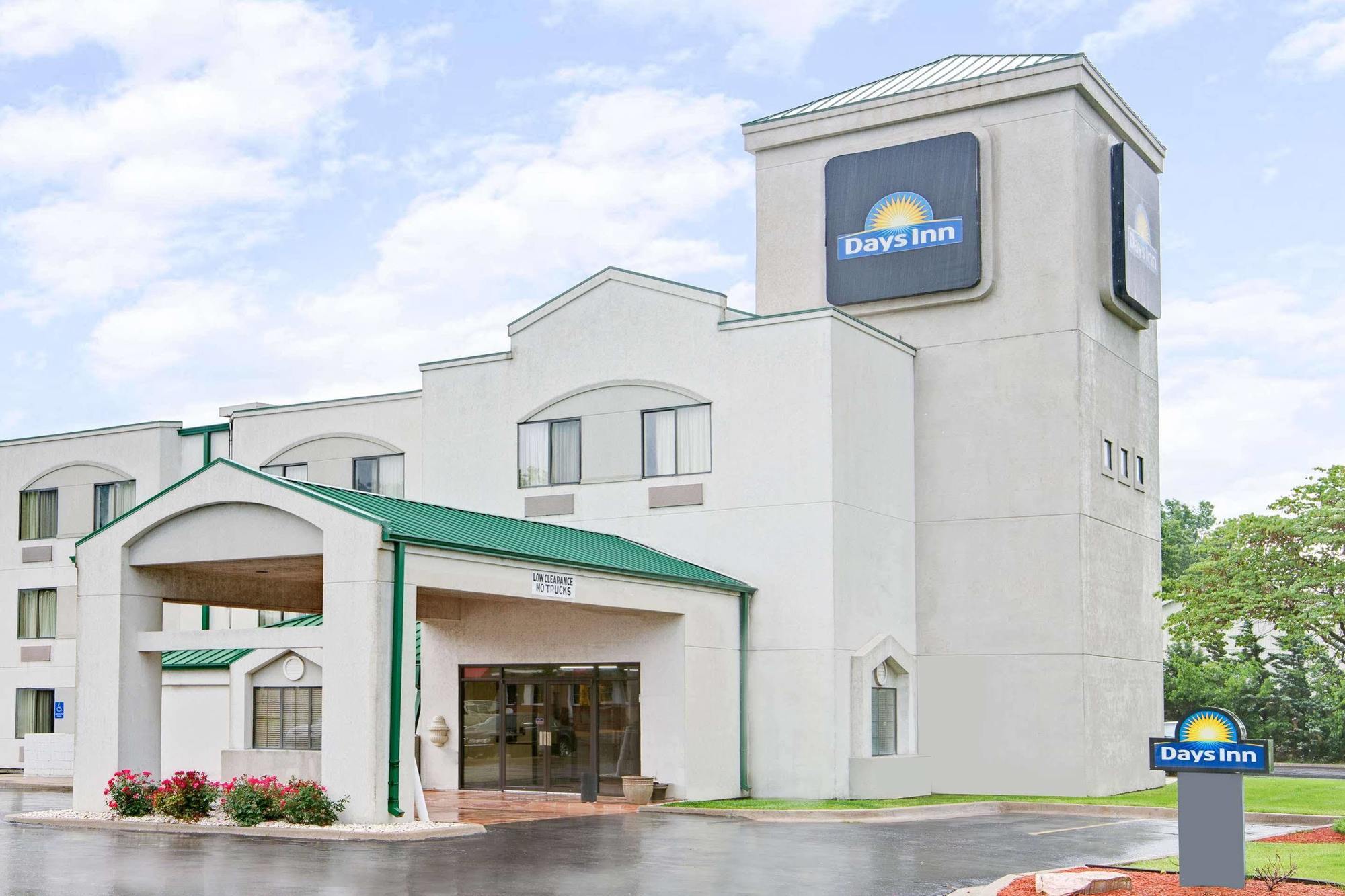 Days Inn By Wyndham Blue Springs Buitenkant foto
